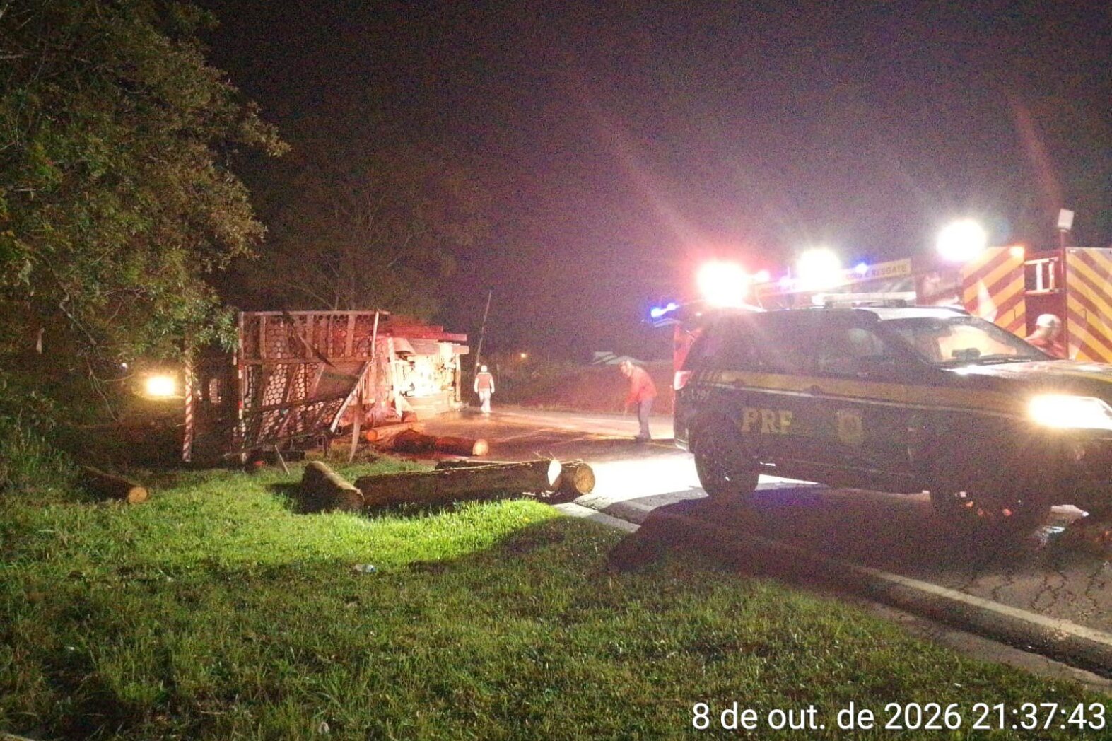 Caminhão tomba na BR-470 em Lontras e motorista fica ferido