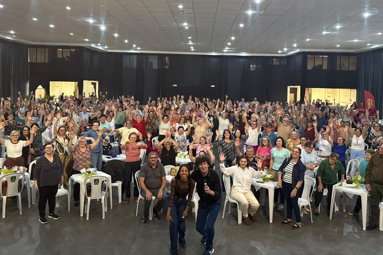 “Show da Felicidade” reúne idosos em tarde de alegria e integração em Ibirama