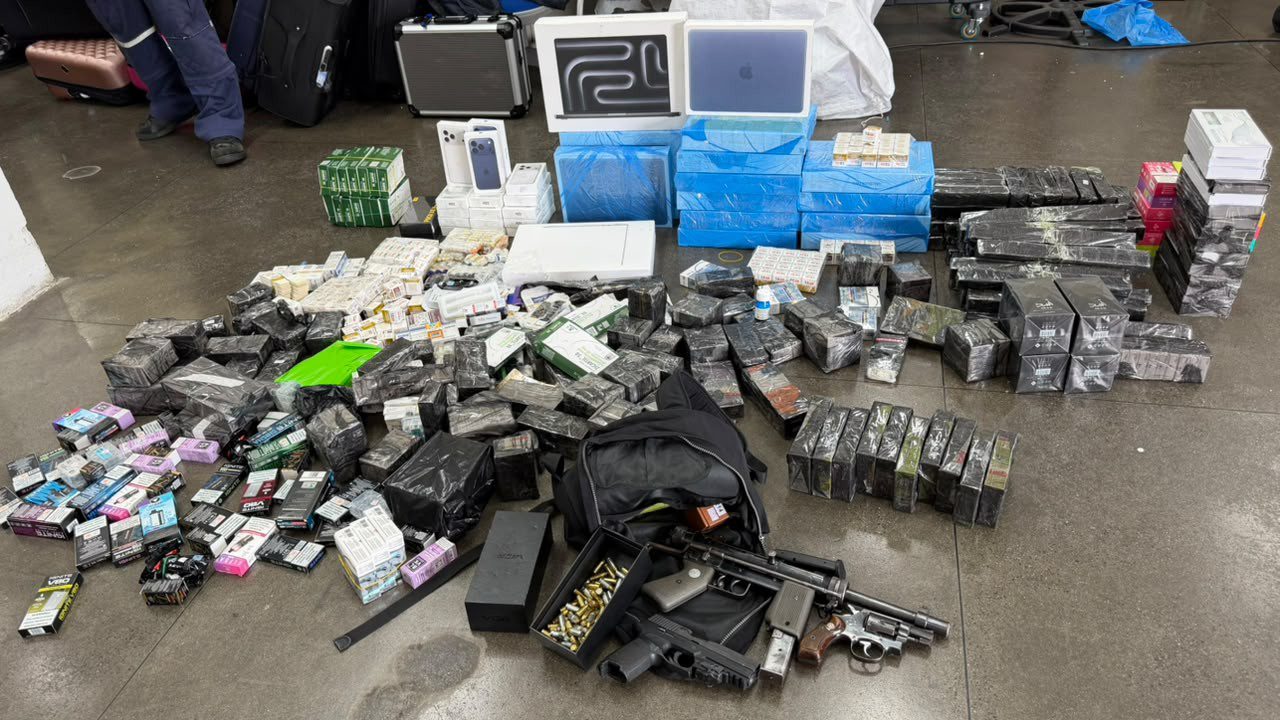 Receita Federal apreende armas, haxixe, eletrônicos e medicamentos em ônibus de turismo