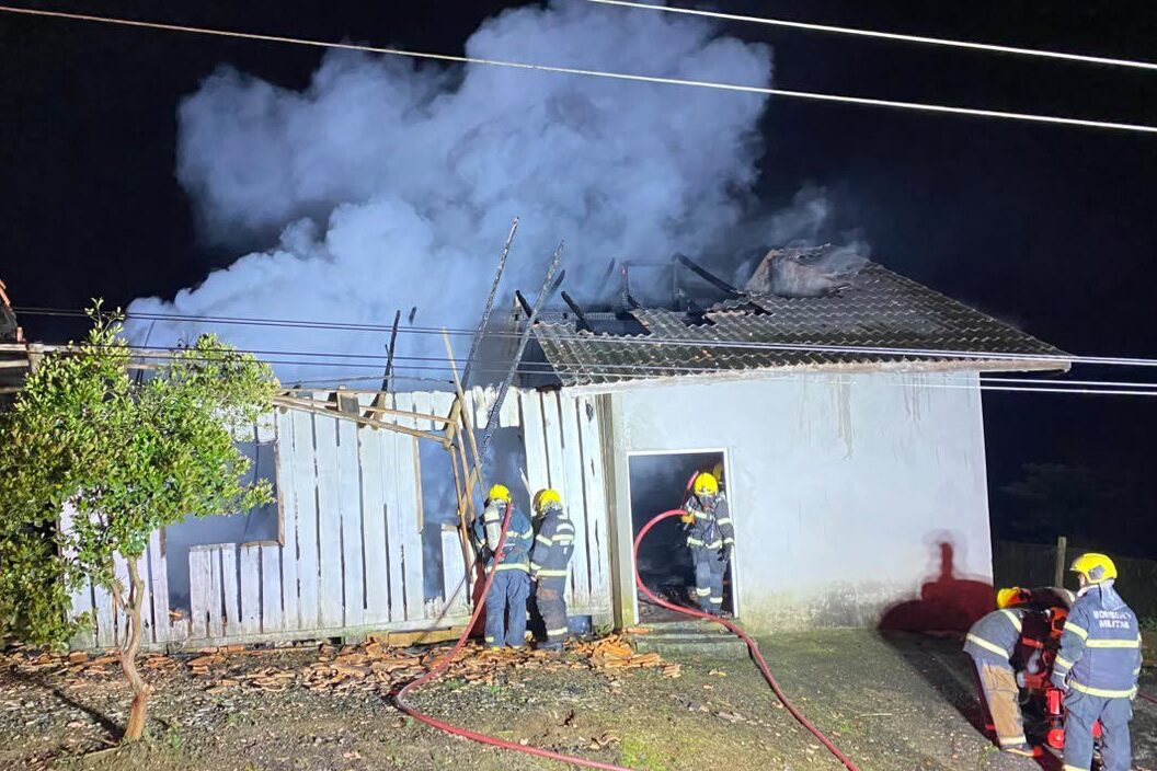 Moradores relatam explosão antes de incêndio destruir residência